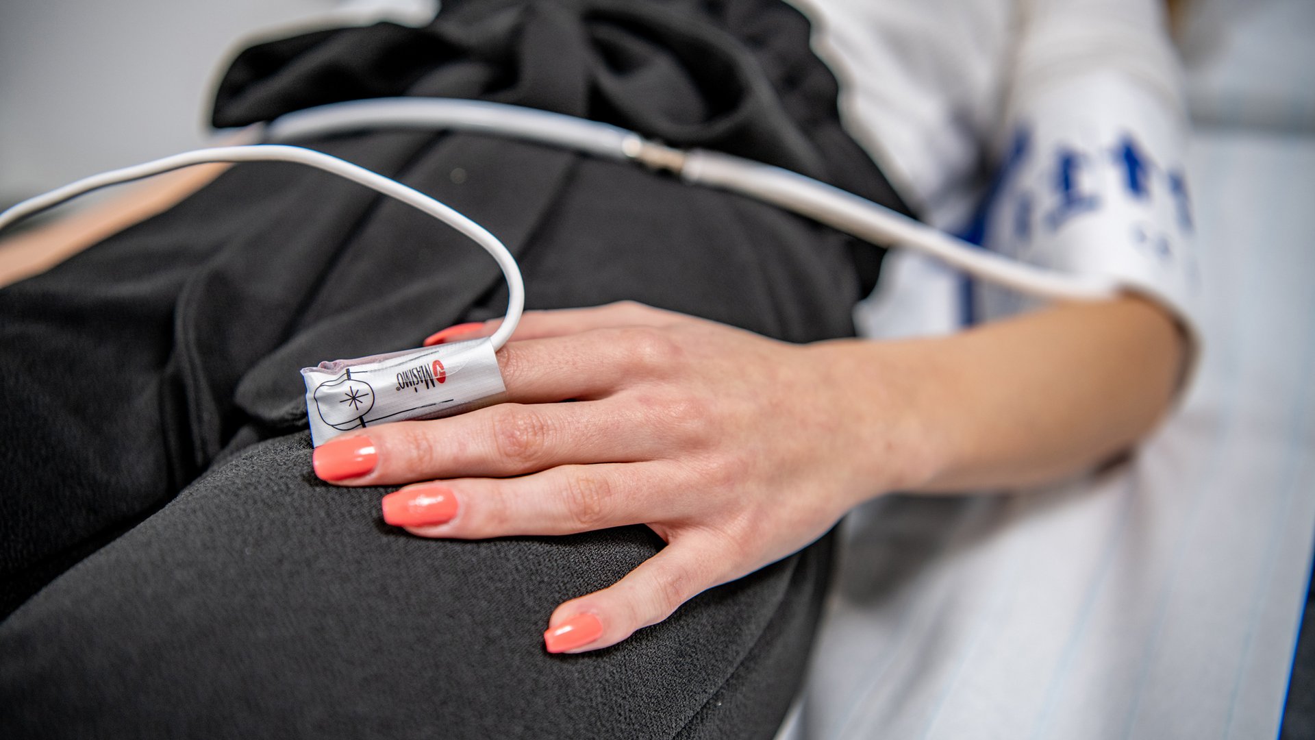 Person während einer Blutsauerstoff-Messung